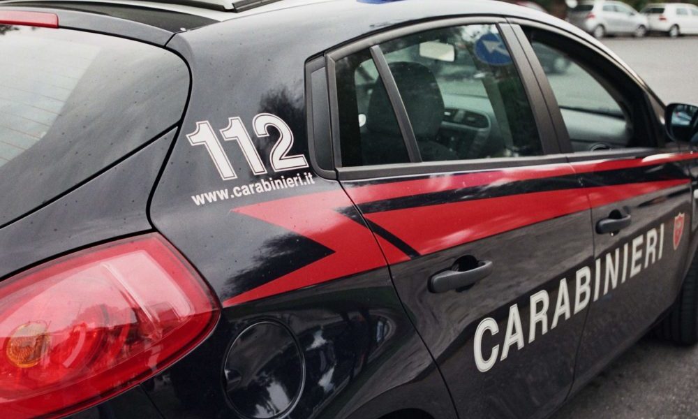 Arrestata dai Carabinieri mentre rubava su auto in sosta