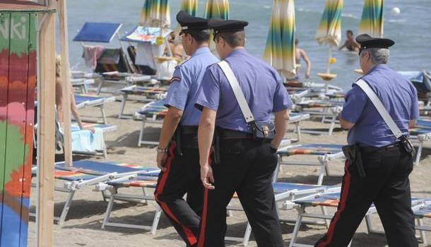 Adocchia uno zaino sotto un ombrellone e cerca di rubarlo: bloccato da un bagnino e arrestato dai Carabinieri