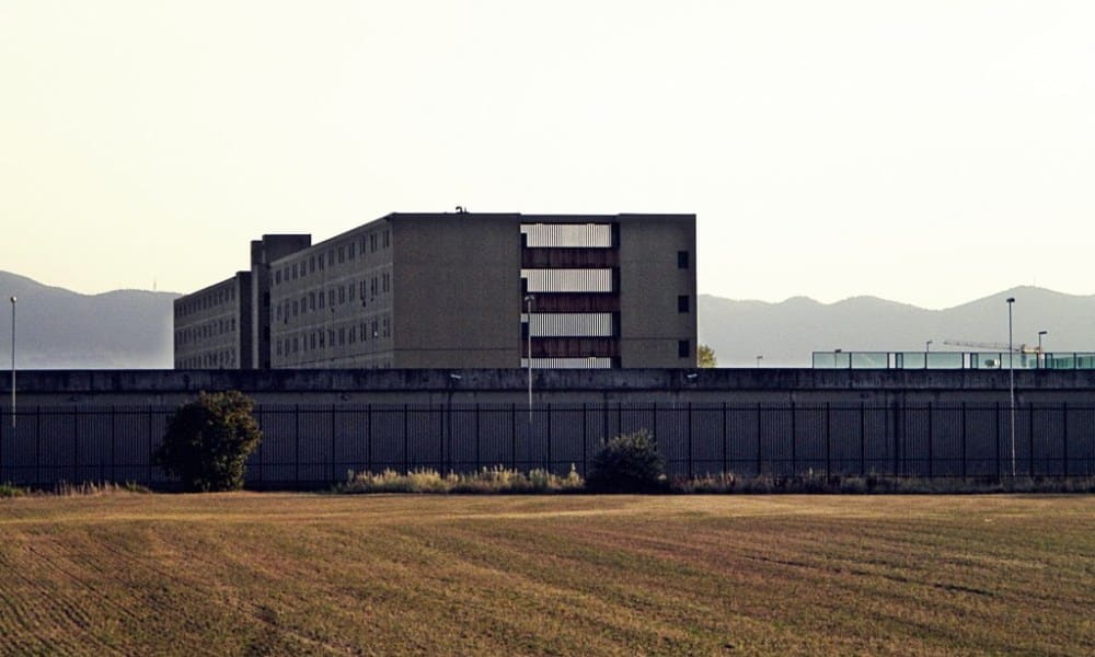 Ancora violenza in carcere, detenuto prende a pugni un agente e dà fuoco a un materasso