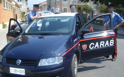 Va in giro impugnando una torcia taser, denunciato dai Carabinieri