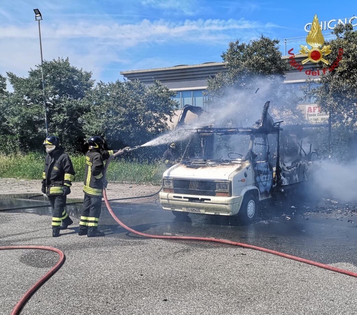 Camper di un rom a fuoco: il movente la vendetta