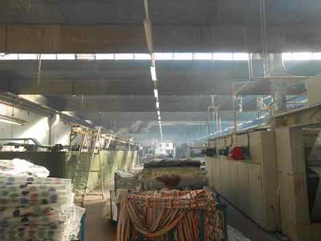 Discarica di rifiuti nel piazzale della stamperia tessile cinese, scatta il sequestro