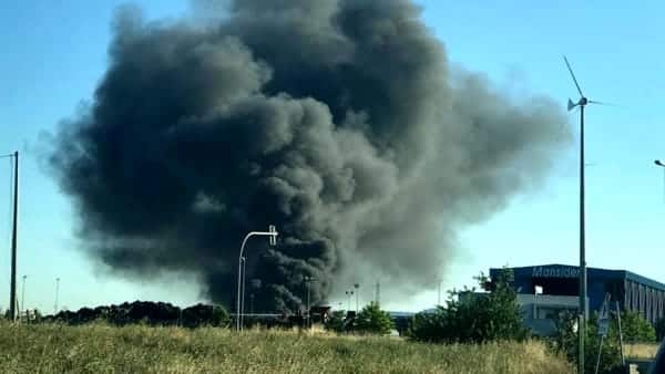 Fiamme in discarica, la densa colonna di fumo nero visibile a distanza