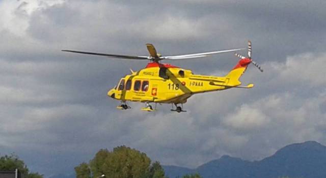 Grave incidente sulla via per Camaiore: giovane portata a Cisanello col Pegaso