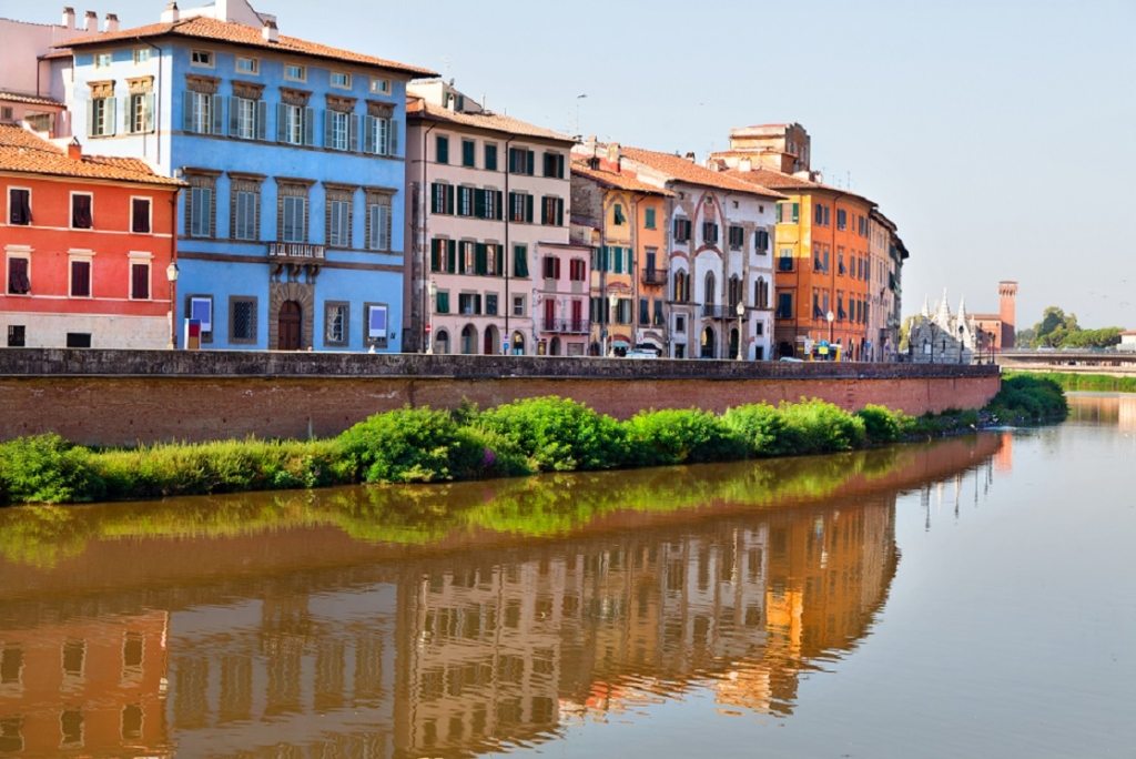 Si getta in Arno per sfuggire alla Polizia