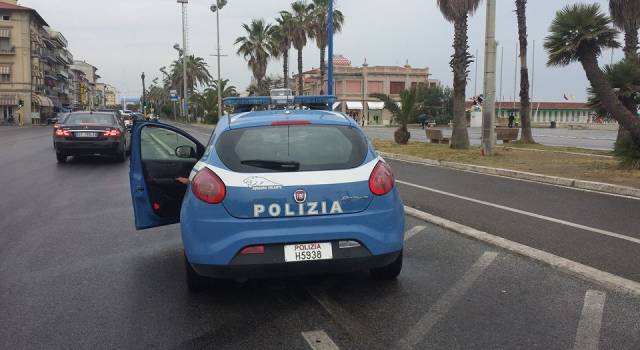 Ruba nel negozio Kasanova in passeggiata a Viareggio, arrestata