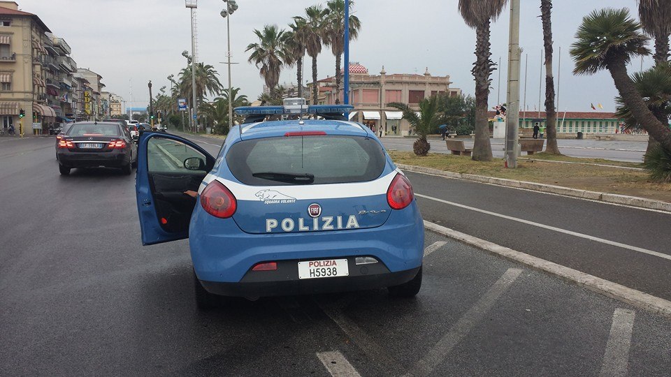 Deruba una coppia che si era appartata in spiaggia, trovato in Passeggiata e arrestato