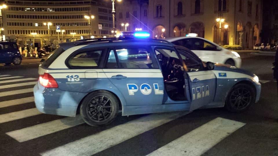 Trovato a lanciare bottiglie di vetro, fermato dalla Polizia