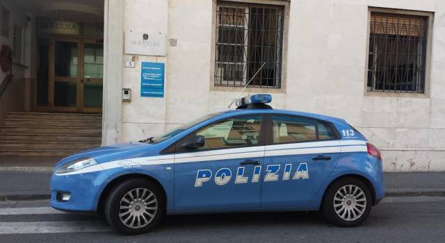 Accoltella gravemente due connazionali, arrestato