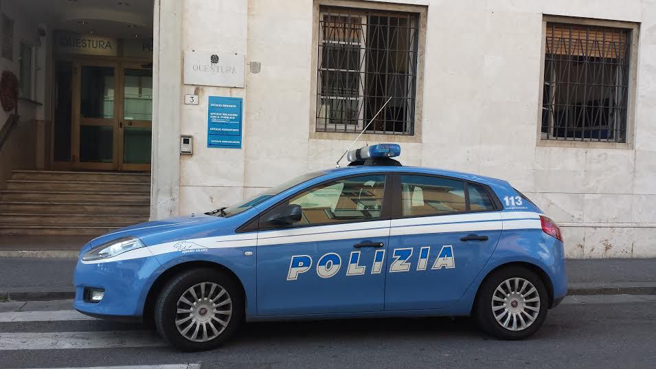 Accoltella gravemente due connazionali, arrestato