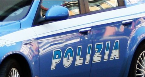 Trova un portafogli con 300 euro e lo consegna alla Polizia