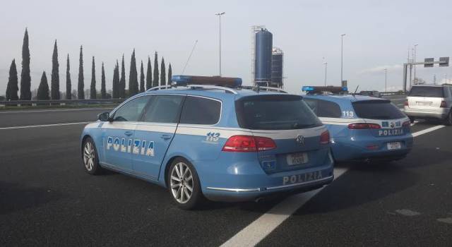 Bus turistico perde una ruota in A12, tragedia sfiorata al casello &#8220;Versilia&#8221;