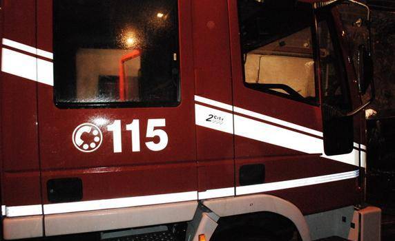 Appartamento in fiamme, grave un&#8217;anziana: nel rogo muore il suo cane