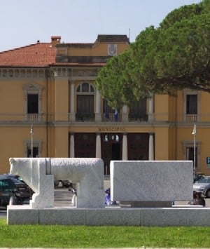 A Pietrasanta municipio colorato di azzurro per prevenzione oncologica