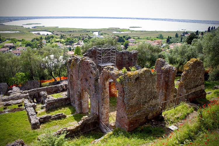 Visita alla villa romana di Massaciuccoli