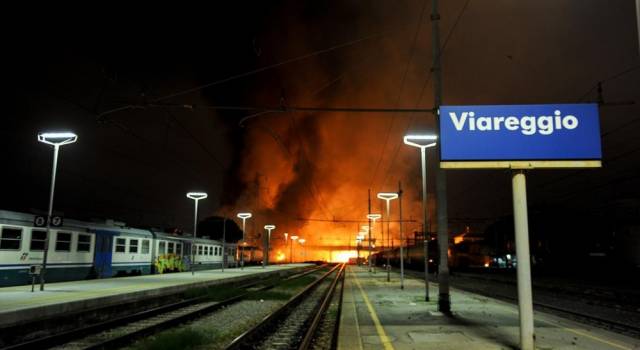 &#8216;Non c&#8217;è mai silenzio&#8217;: Forte dei Marmi ricorda la strage di Viareggio