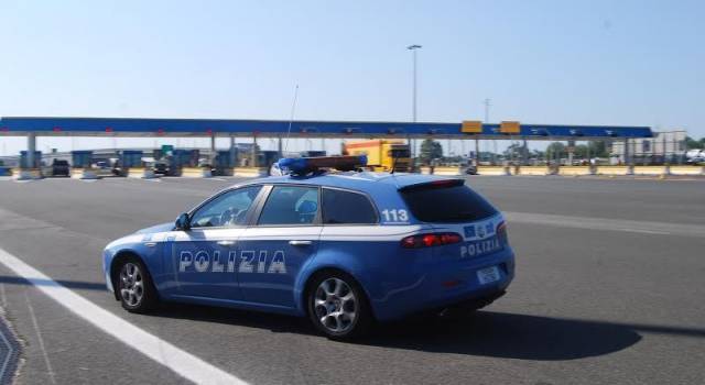 Beccati in autostrada coi documenti falsi e arrestati