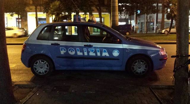 Scavalca il cancello di un palazzo, preso grazie alle segnalazioni dei cittadini