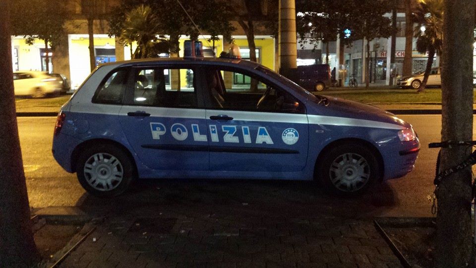 Straniero picchia una donna, preso danneggia la volante della Polizia e ferisce un agente