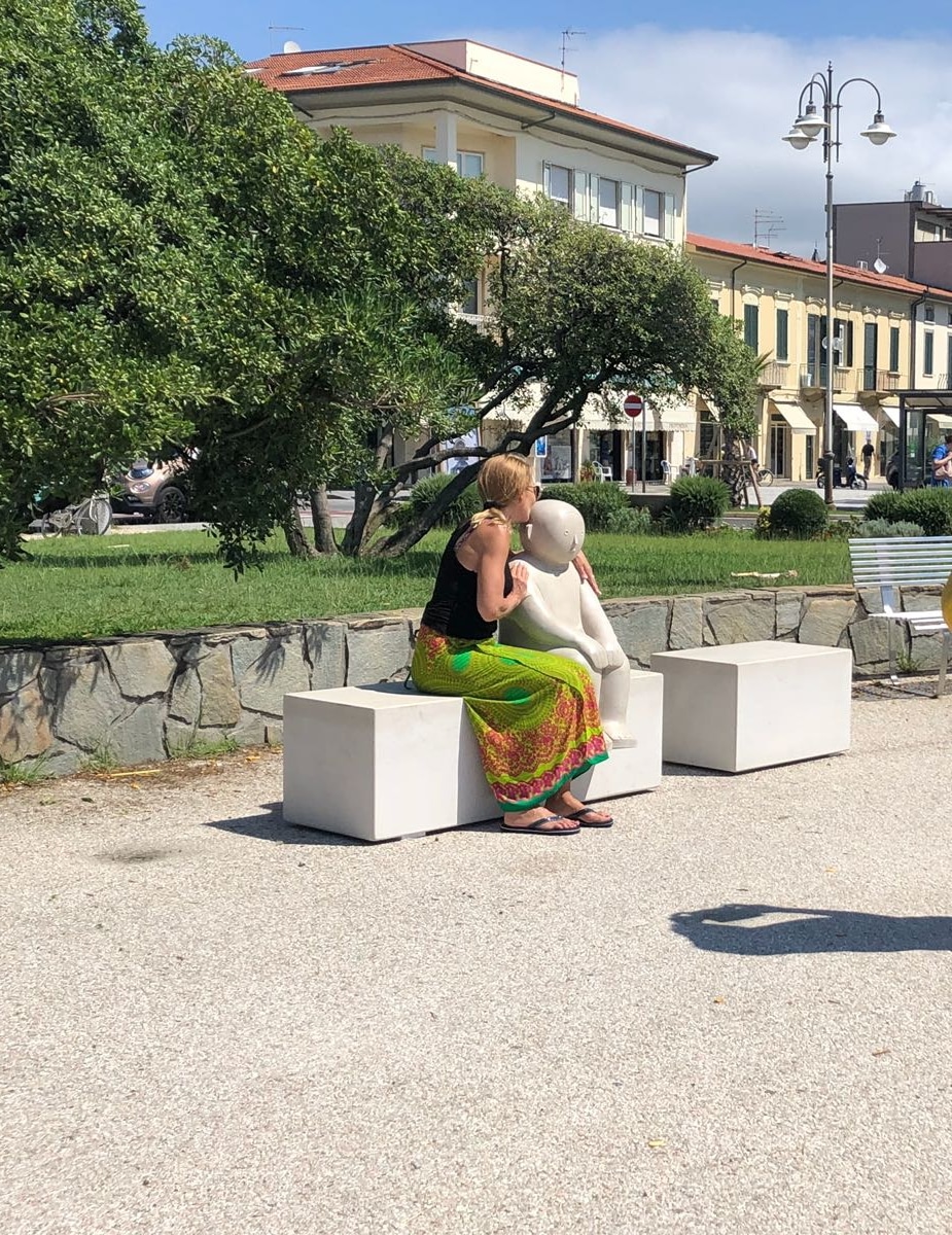 Partito l’allestimento della mostra degli artigiani di Pietrasanta al pontile