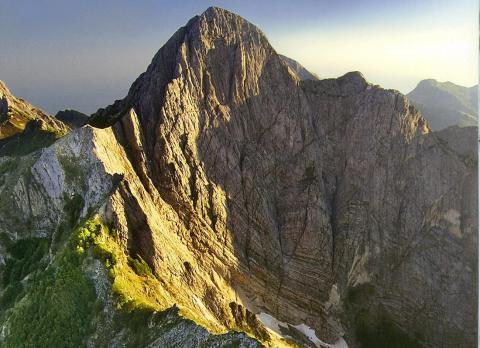 Chiuse le cave del Pizzo D&#8217; Uccello, vincono le Alpi Apuane