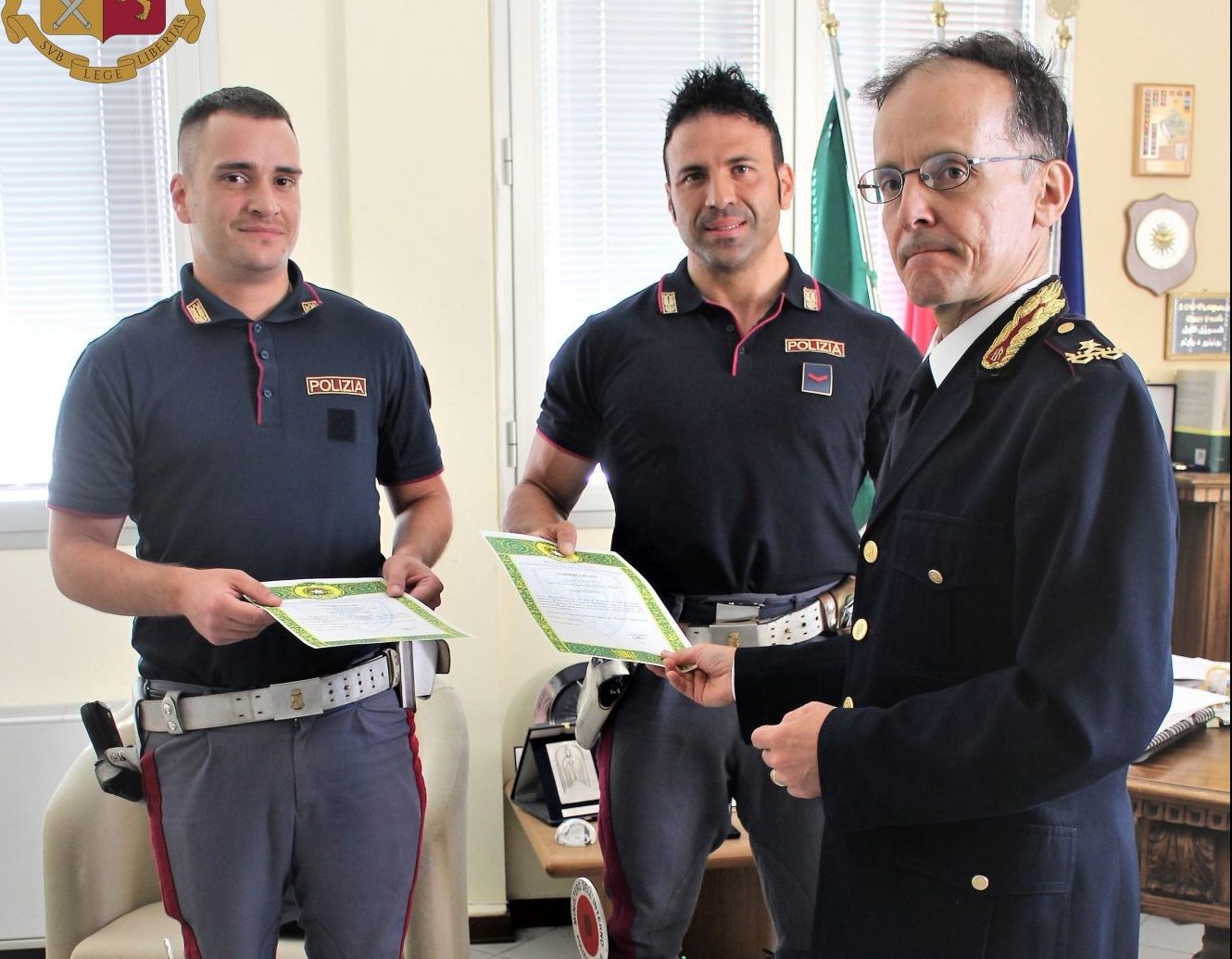 Premiati i poliziotti che restituirono l’incasso all’autista di un bus di linea, volato via dal finestrino sull’autostrada