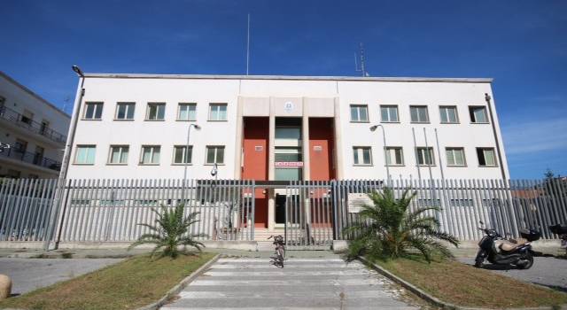 Ruba il cellulare a una minorenne in spiaggia in Darsena, arrestato