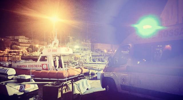 Soccorso un marittimo a bordo di una petroliera in rada davanti il porto di Livorno