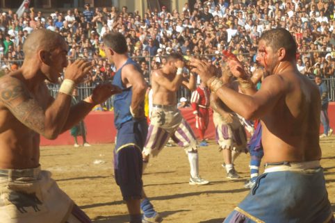 Calcio in Costume: Rossi contro Verdi, Bianchi contro Azzurri