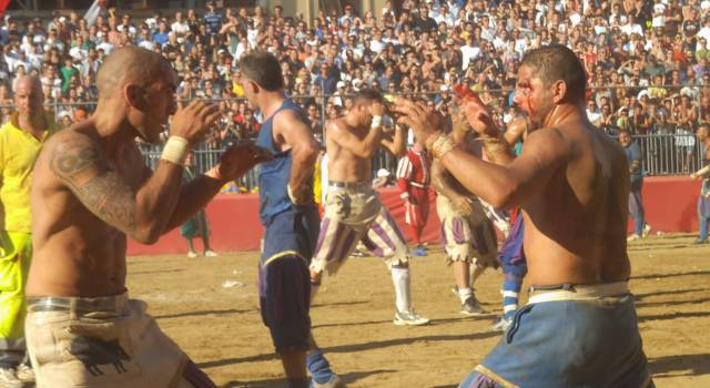 Le vecchie glorie del calcio in costume sfidano i pompieri