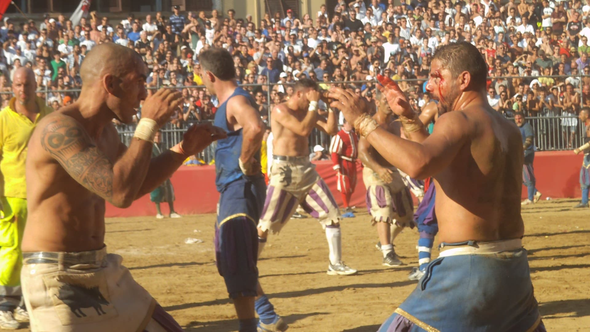 Le vecchie glorie del calcio in costume sfidano i pompieri