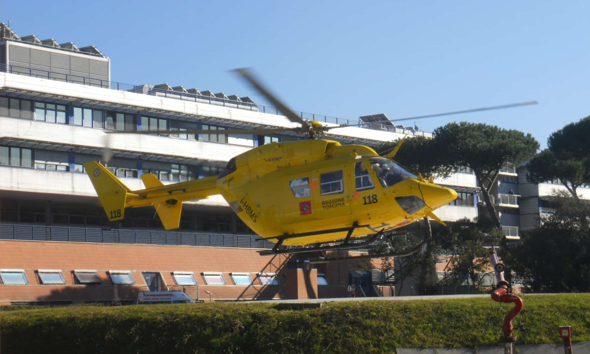 Si tuffa a Malbacco, portato in ospedale col Pegaso