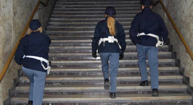 Si accascia nel sottopasso della stazione, salvato dagli agenti della Polfer