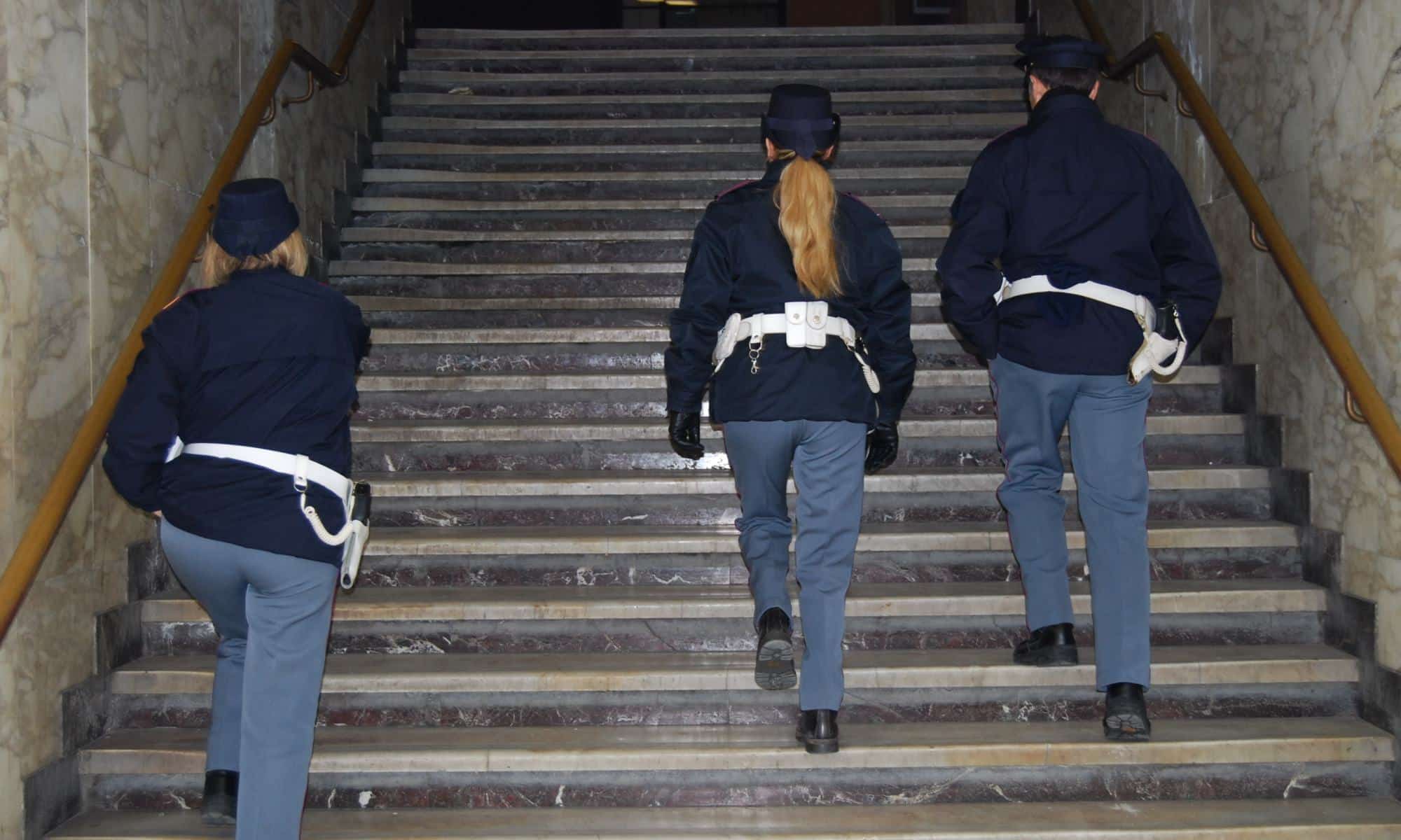 Si accascia nel sottopasso della stazione, salvato dagli agenti della Polfer