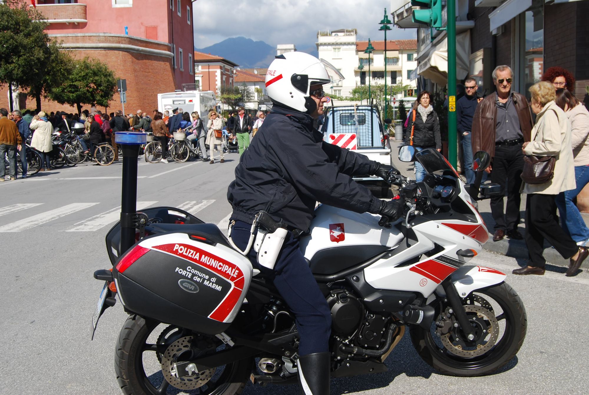 La polizia municipale di Forte arresta una ladra di Rolex