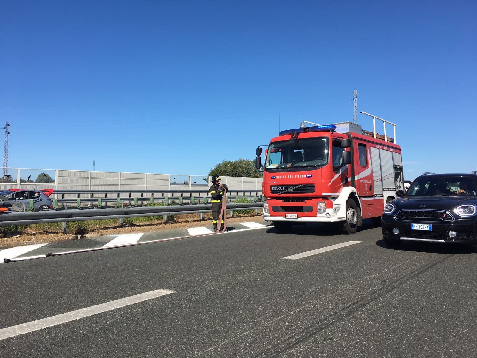 Auto a fuoco in A12, intervengono i vigili del fuoco e la Polstrada