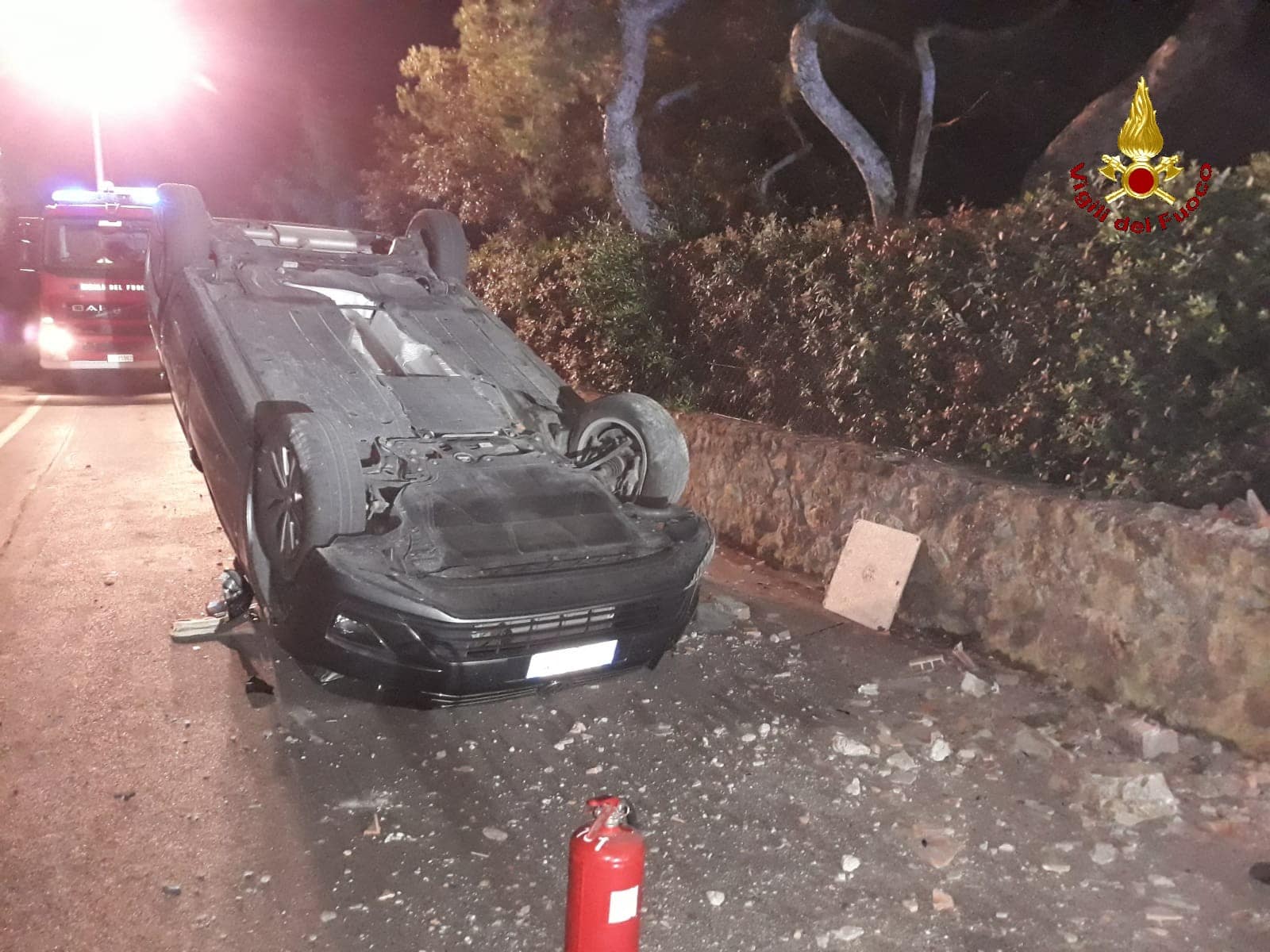 Auto contro un muro urta la colonnina Enel e si ribalta, utenti senza luce