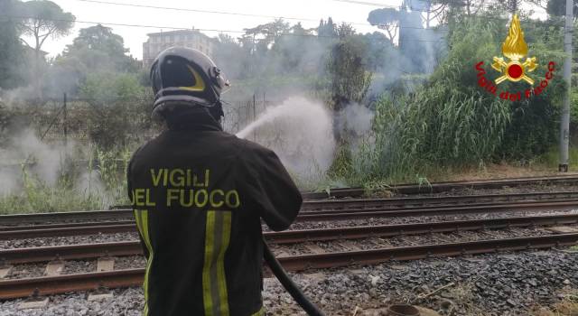 Locomotore a fuoco sulla linea ferroviaria tra Viareggio e Pisa