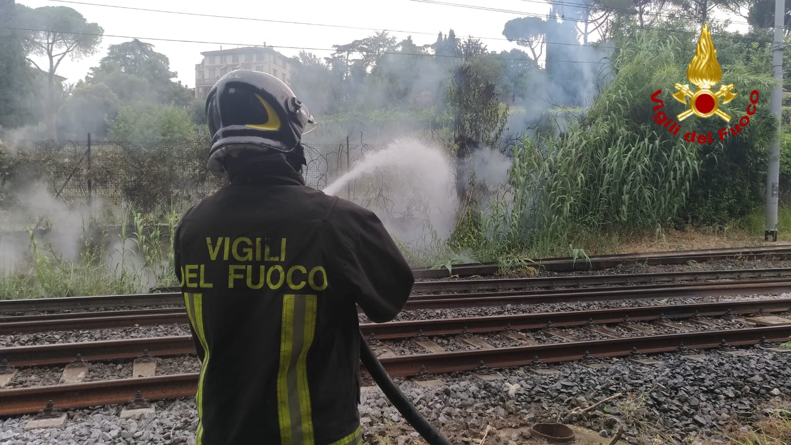 Locomotore a fuoco sulla linea ferroviaria tra Viareggio e Pisa