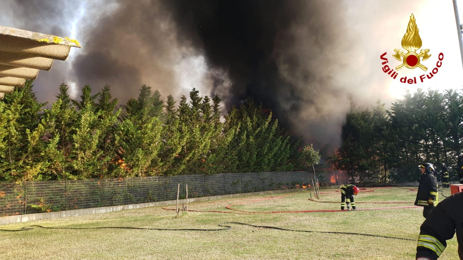 Impianto di rifiuti a fuoco, il Comune: chiudete le finestre. Due pompieri feriti