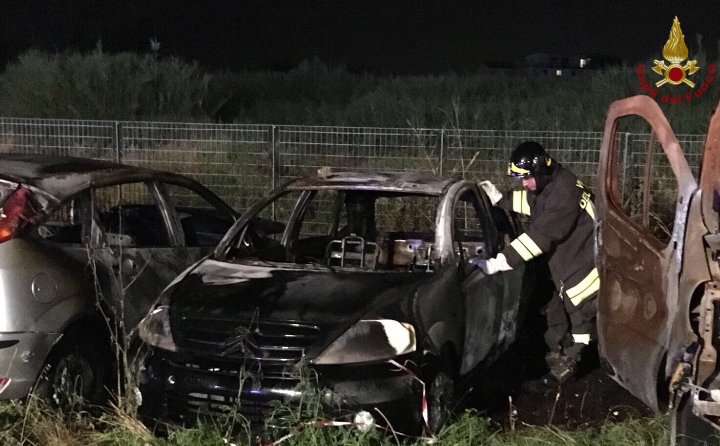 Rogo nel parcheggio della concessionaria Renault, 4 auto distrutte: non si esclude il dolo