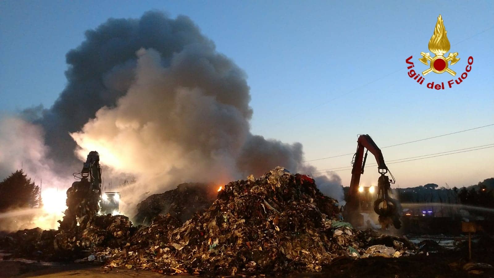 Rogo in ditta di rottami, vigili del fuoco ancora al lavoro: allarme per i fumi tossici