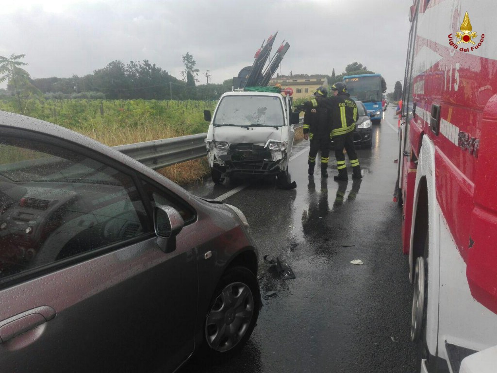 Carambola tra furgone e auto: l’incidente durante un violento temporale