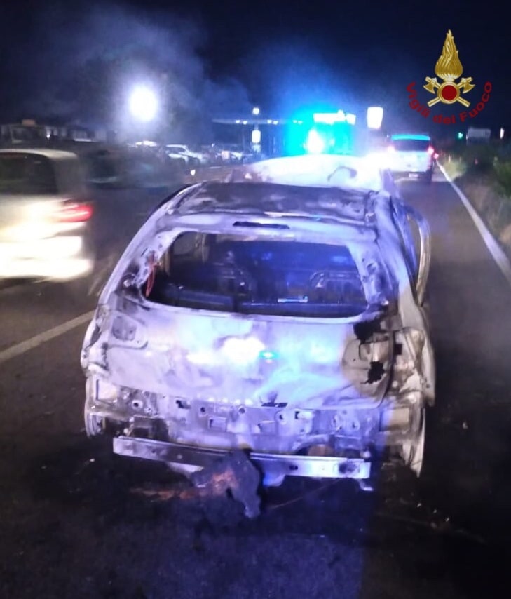 Citroen C3 a fuoco, l’auto distrutta