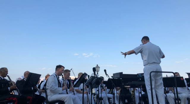 Musica al tramonto sul Lago Puccini con la banda della Nato