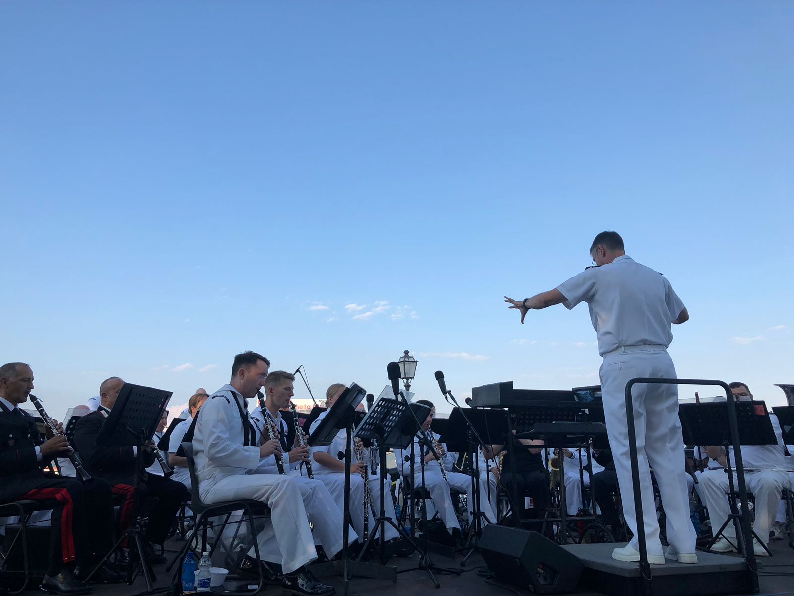 Musica al tramonto sul Lago Puccini con la banda della Nato