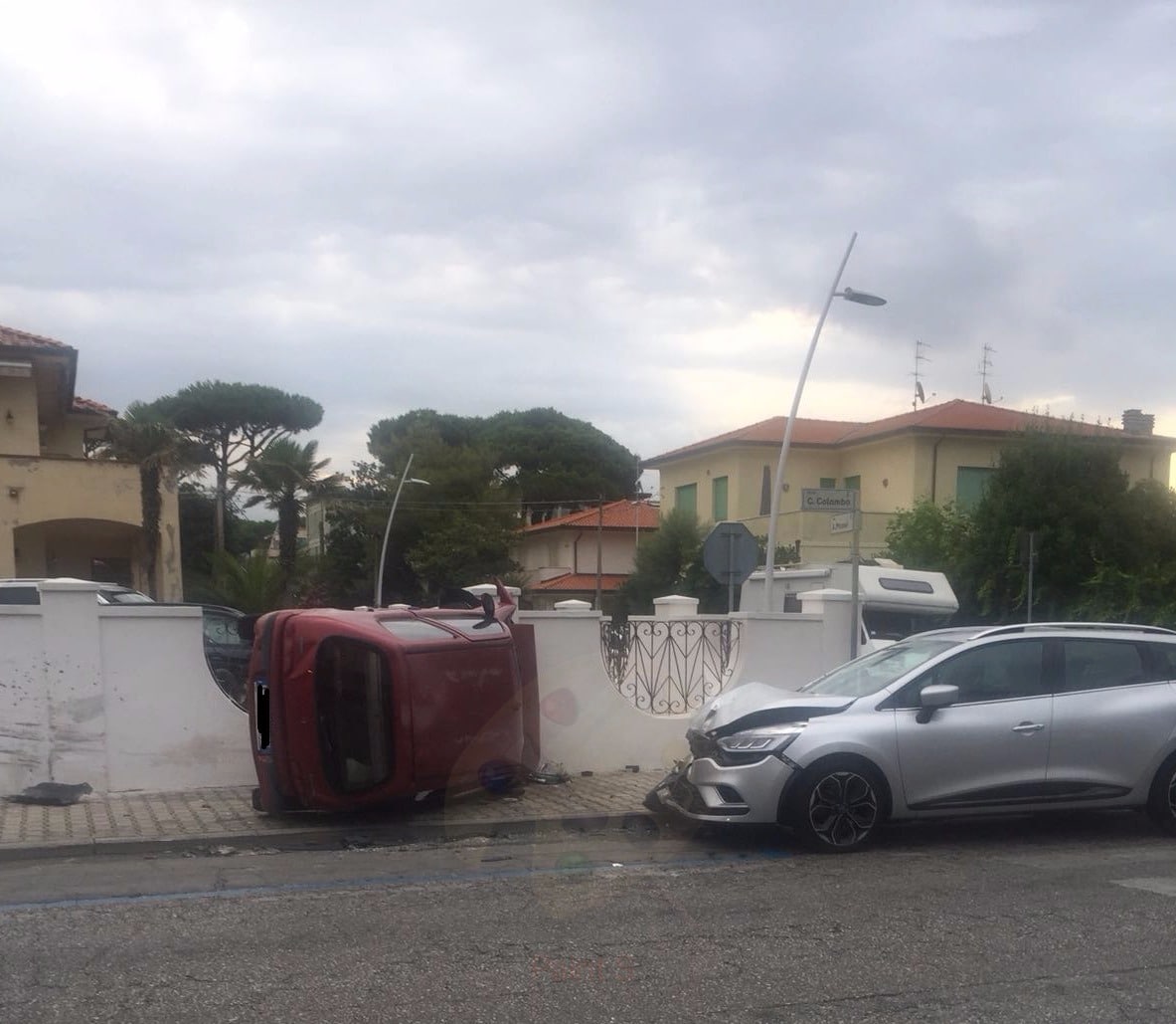 Urta un’auto in sosta e si ribalta: caccia al conducente