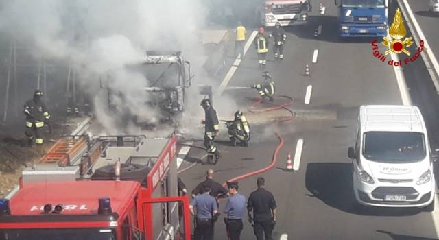 Camion in fiamme in autostrada: 12 km di coda