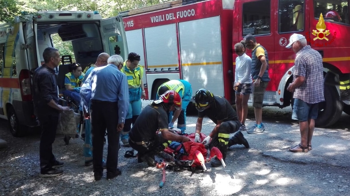 Ottantenne cade in un dirupo, volo di 10 metri