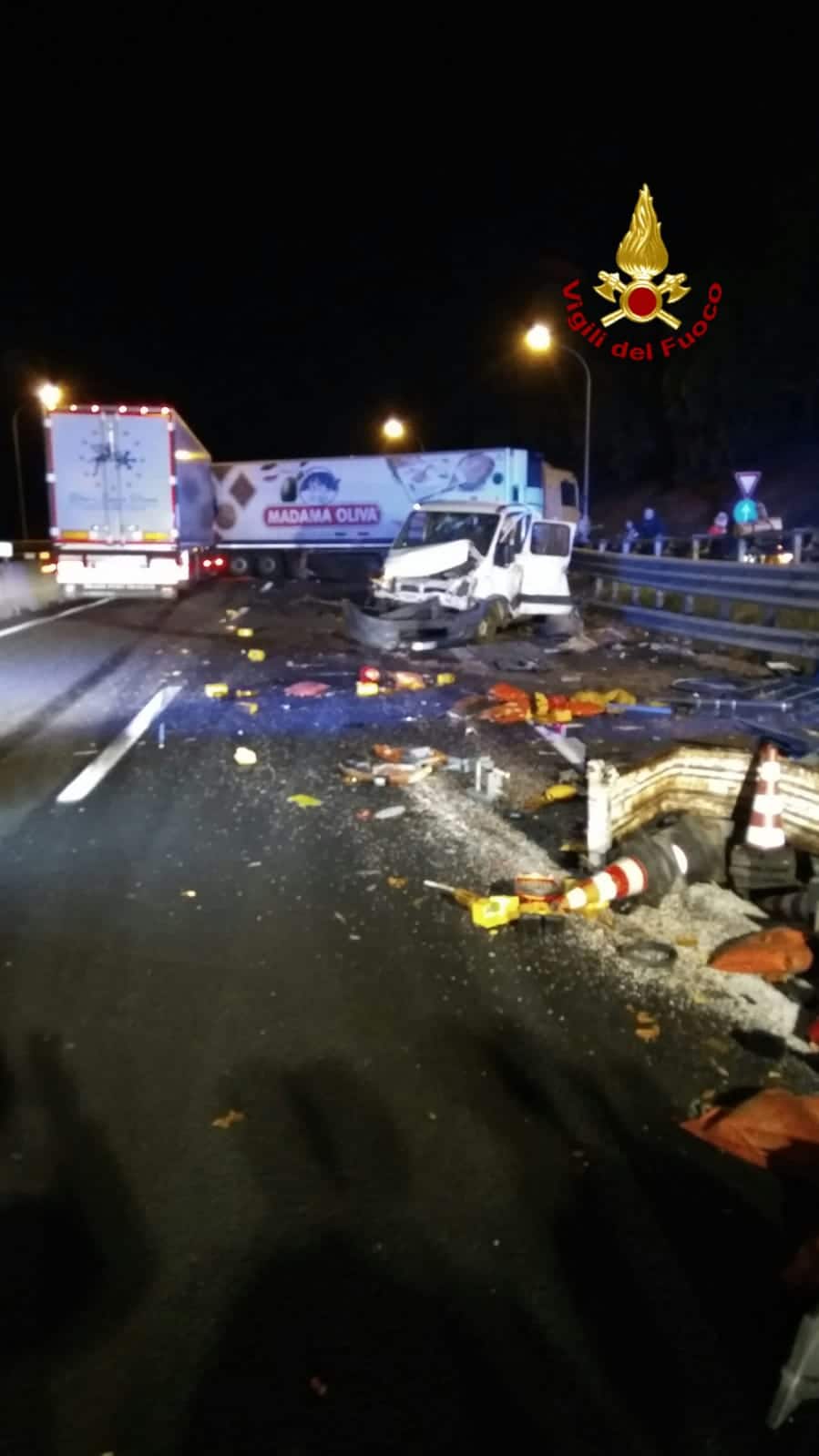 Carambola tra 3 mezzi in autostrada, 5 feriti in ospedale